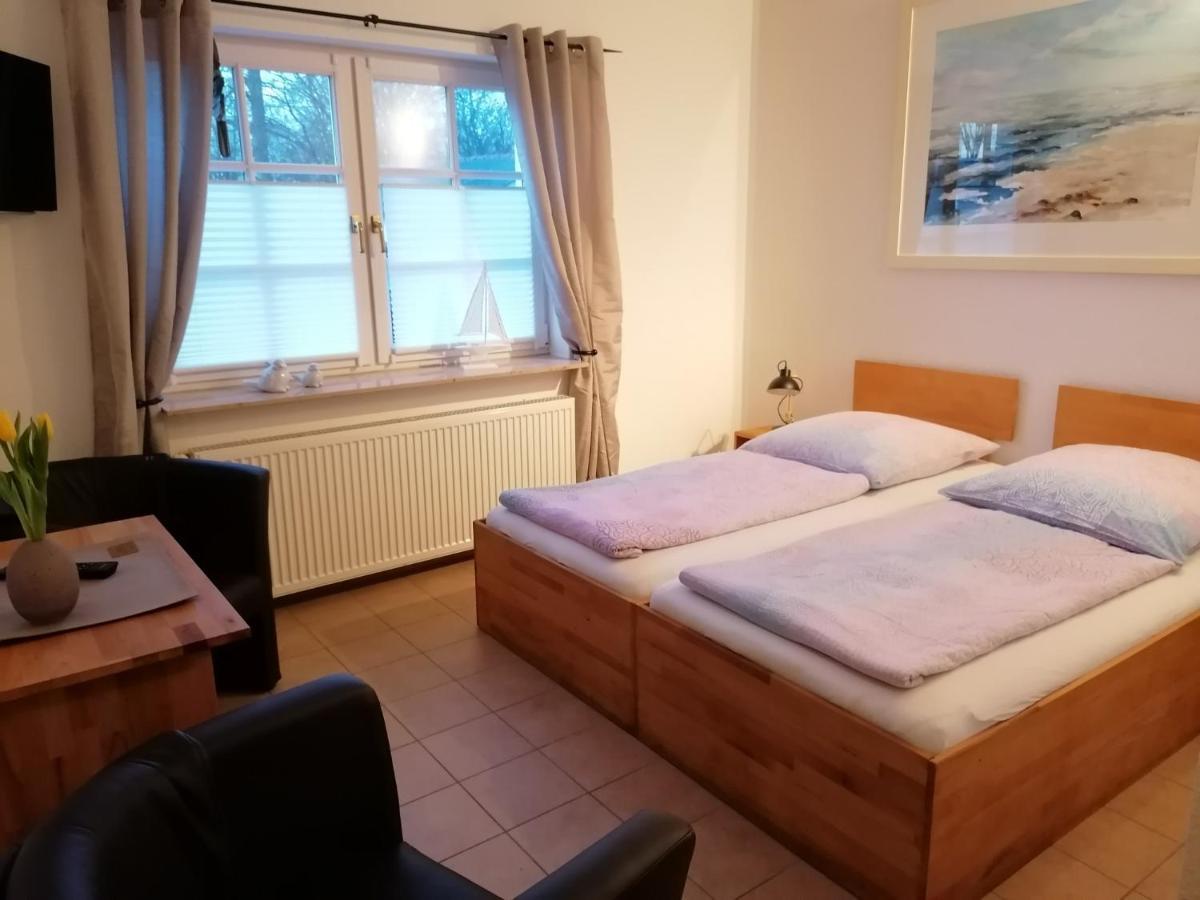 Boddenhus Auf Ruegen - Ferienwohnungen Und Pension Rappin Exterior photo